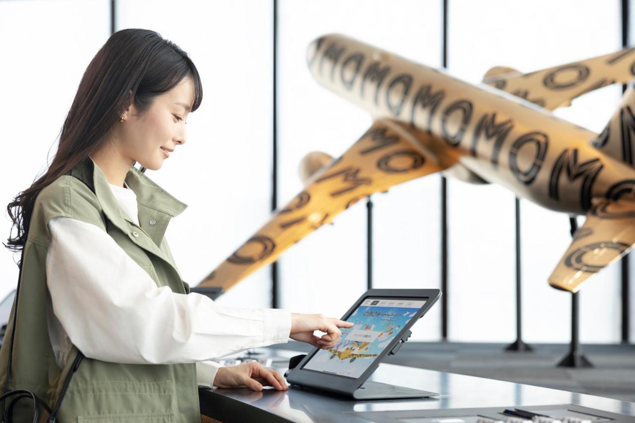 Omo Kansai Airport By Hoshino Resorts Izumisano Esterno foto A woman using a POS terminal