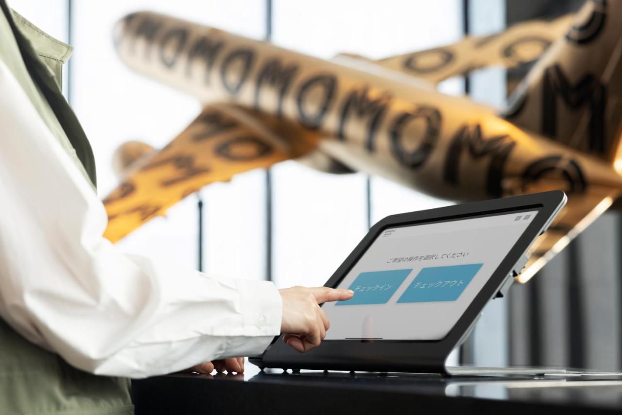 Omo Kansai Airport By Hoshino Resorts Izumisano Esterno foto A person using a touchscreen